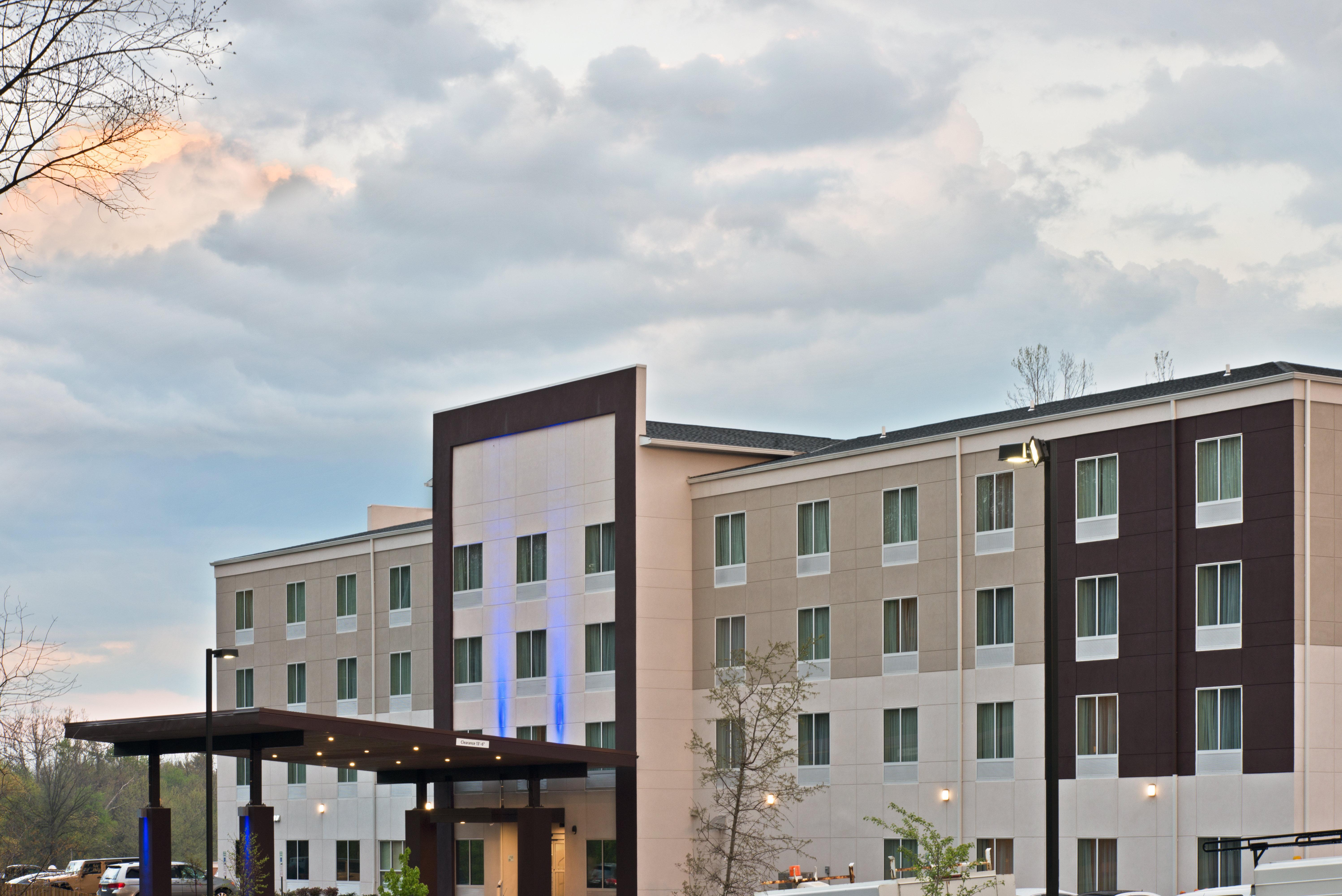 Holiday Inn Express & Suites New Cumberland By Ihg Экстерьер фото